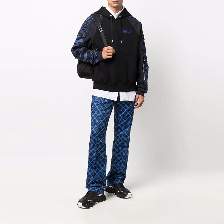 Lookbook VERSACE 黑色刺繡標誌長袖連帽衫 1001788-1A01447-5U180