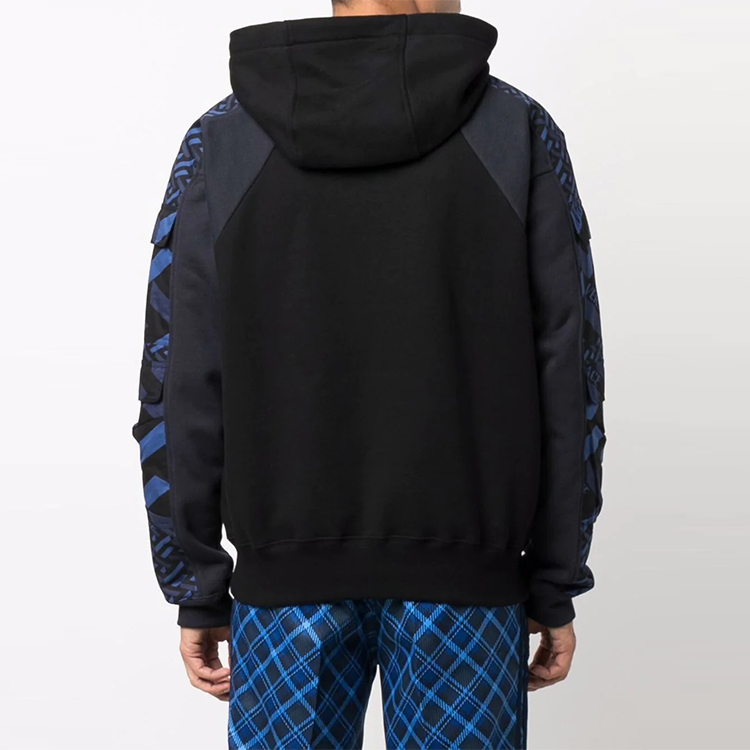 Shop VERSACE 黑色刺繡標誌長袖連帽衫 1001788-1A01447-5U180