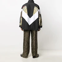 Shop VERSACE 黑色Logo印花寬鬆版休閒外套 A885411-F006132-B020