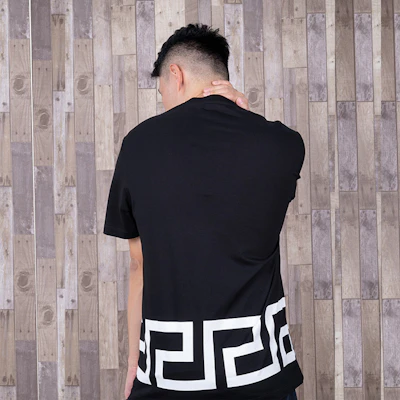 Camiseta Negra de Manga Corta con Estampado de Logo VERSACE. A88560-A235263-A1008 Details for Camiseta Negra de Manga Corta con Estampado de Logo VERSACE. A88560-A235263-A1008