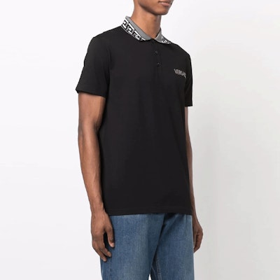 VERSACE Polo Slim-Fit Negro Manga Corta con Logo Impreso. 10025451-A018751-B000 Purchase VERSACE Polo Slim-Fit Negro Manga Corta con Logo Impreso. 10025451-A018751-B000