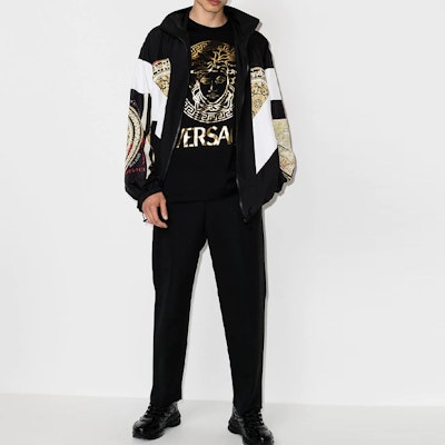 ヴェルサーチ ブラック メデューサ ロゴ 半袖 Tシャツ. A89286-A228806-A1008 Shop ヴェルサーチ ブラック メデューサ ロゴ 半袖 Tシャツ. A89286-A228806-A1008