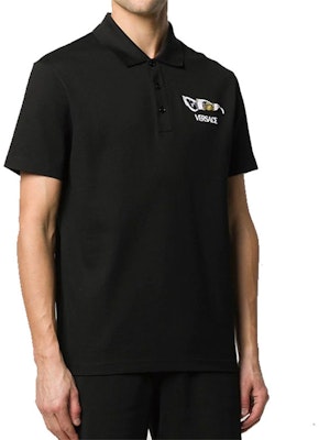 베르사체 블랙 로고 자수 폴로 셔츠 A86055-A231240-A1008 Lookbook 베르사체 블랙 로고 자수 폴로 셔츠 A86055-A231240-A1008