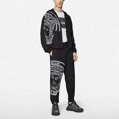 VERSACE Seluar Track Rajut Cetak Hitam A89410-1F00957-1B000 Lookbook VERSACE Seluar Track Rajut Cetak Hitam A89410-1F00957-1B000