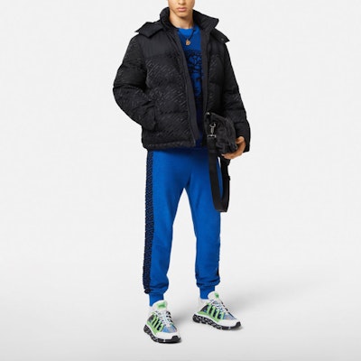 베르사체 블랙 패치워크 푸퍼 재킷 풀집 후드 롱슬리브. 1003636-1A02841-1B000 Shop 베르사체 블랙 패치워크 푸퍼 재킷 풀집 후드 롱슬리브. 1003636-1A02841-1B000