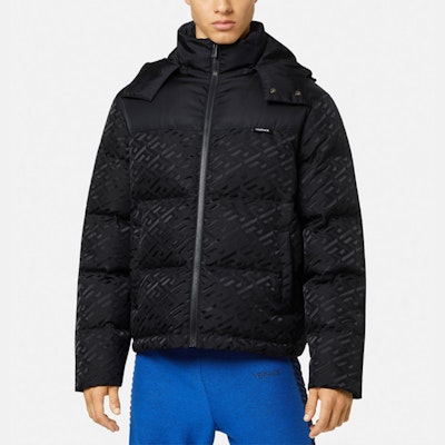 베르사체 블랙 패치워크 푸퍼 재킷 풀집 후드 롱슬리브. 1003636-1A02841-1B000 Purchase 베르사체 블랙 패치워크 푸퍼 재킷 풀집 후드 롱슬리브. 1003636-1A02841-1B000