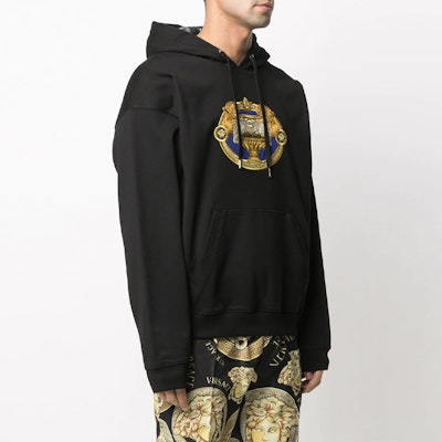 范思哲黑色刺绣字母套头卫衣 A88699-A231242-A1008 Lookbook 范思哲黑色刺绣字母套头卫衣 A88699-A231242-A1008