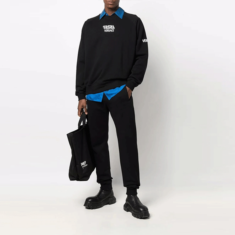 Lookbook ヴェルサーチ ブラック 刺繍ロゴ入りプルオーバースウェットシャツ 1001774-1A01446-1B000