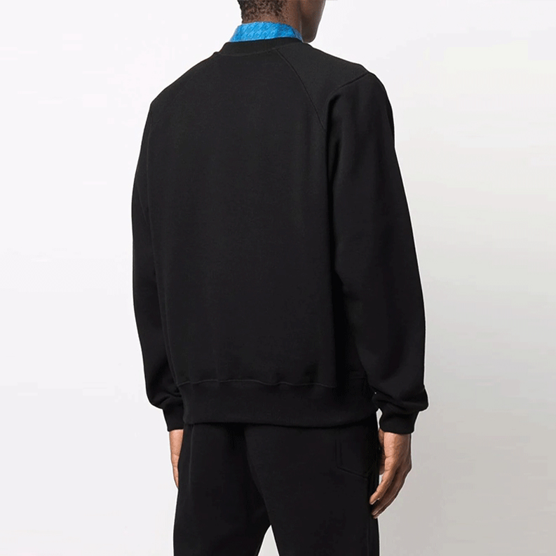 Shop ヴェルサーチ ブラック 刺繍ロゴ入りプルオーバースウェットシャツ 1001774-1A01446-1B000