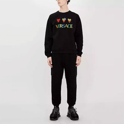 VERSACE 黑色心形刺绣设计卫衣 A83121-A228146-A008 Shop VERSACE 黑色心形刺绣设计卫衣 A83121-A228146-A008