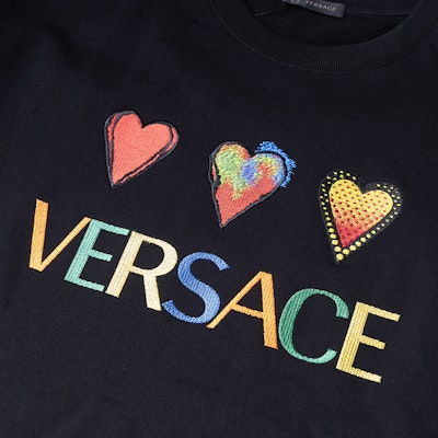 VERSACE 黑色心形刺绣设计卫衣 A83121-A228146-A008 Sizing VERSACE 黑色心形刺绣设计卫衣 A83121-A228146-A008