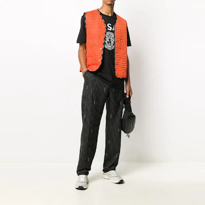 范思哲黑色字母徽标印花短袖T恤套头衫 A86893-A228806-A1008 Lookbook 范思哲黑色字母徽标印花短袖T恤套头衫 A86893-A228806-A1008