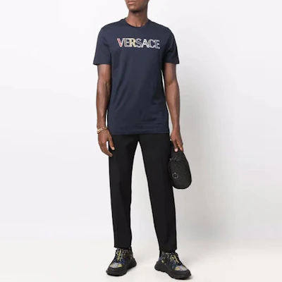Kaos Pendek VERSACE Logo Bordir Biru 10024631-A01811-1U610 Lookbook Kaos Pendek VERSACE Logo Bordir Biru 10024631-A01811-1U610