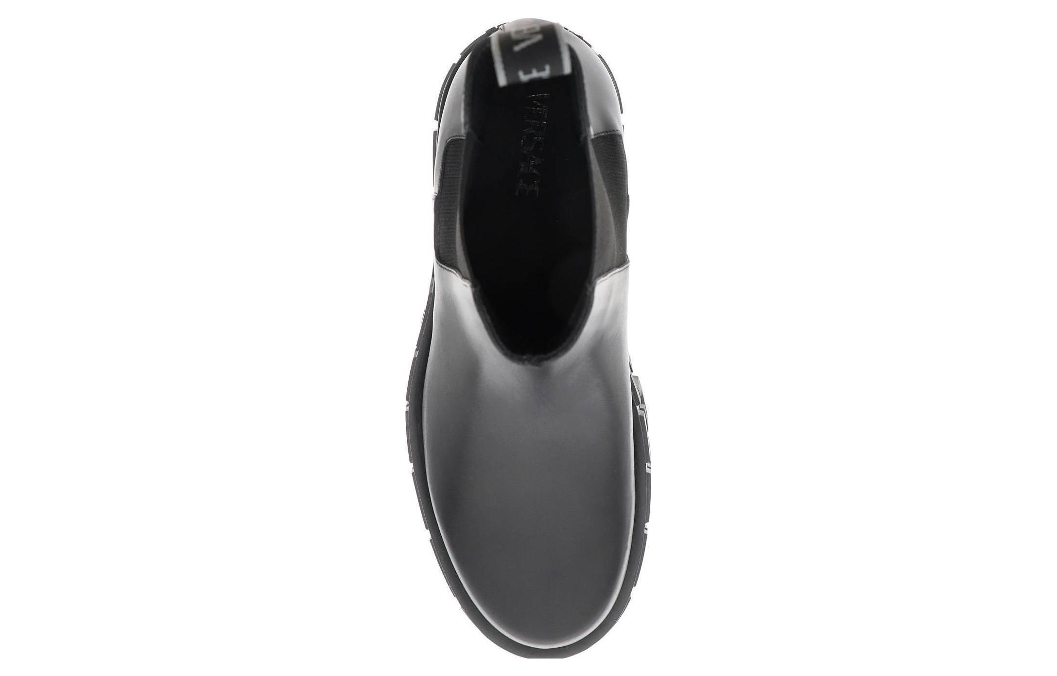 Shop Versace Chelsea Boots 'Lengan Simple Hitam' 1010563-1A05956_1B000