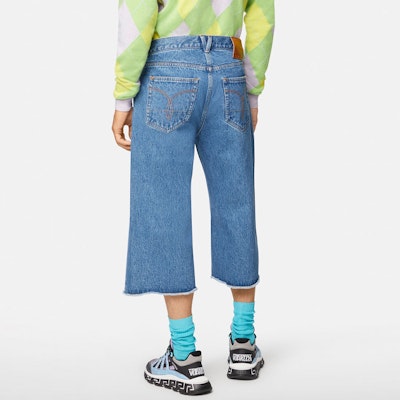 Versace Celana Jeans Denim Biru Cropped. A88652-1F00555-1D030 Purchase Versace Celana Jeans Denim Biru Cropped. A88652-1F00555-1D030