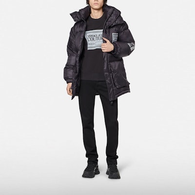 VERSACE 탈부착 소매 패치 코튼 재킷 - 블랙 E71GAU411-ECQS08-E899 Lookbook VERSACE 탈부착 소매 패치 코튼 재킷 - 블랙 E71GAU411-ECQS08-E899