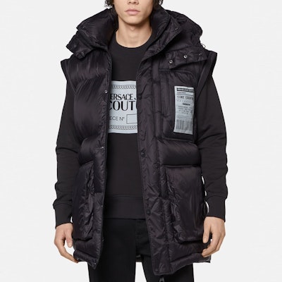 VERSACE 탈부착 소매 패치 코튼 재킷 - 블랙 E71GAU411-ECQS08-E899 Purchase VERSACE 탈부착 소매 패치 코튼 재킷 - 블랙 E71GAU411-ECQS08-E899