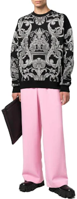 VERSACE FW22 Baroque Print Crewneck Sweatshirt Black 10064931A045042B900 Lookbook VERSACE FW22 Baroque Print Crewneck Sweatshirt Black 10064931A045042B900