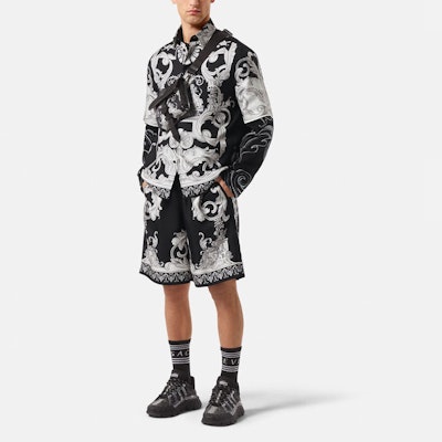 VERSACE FW22 Baroque Print Relaxed Fit Elastic Waist Shorts Black 1002476-1A04155-5B040 Lookbook VERSACE FW22 Baroque Print Relaxed Fit Elastic Waist Shorts Black 1002476-1A04155-5B040