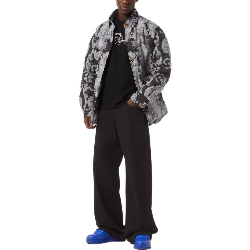 Shop VERSACE FW22 黑色圓領短袖T恤 字母印花設計 1006447-1A04416-1B000