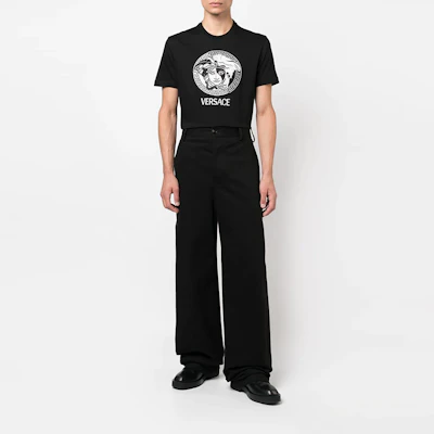VERSACE FW22 Black Letter Graphic Crew Neck T-Shirt 1006984-1A04967-1B000 Shop VERSACE FW22 Black Letter Graphic Crew Neck T-Shirt 1006984-1A04967-1B000