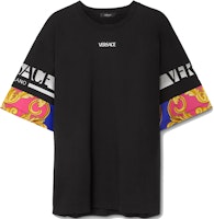 VERSACE FW22 Black Letter Print Crew Neck Short Sleeve T-Shirt 1006448-1A04117-2B510 VERSACE FW22 Black Letter Print Crew Neck Short Sleeve T-Shirt 1006448-1A04117-2B510
