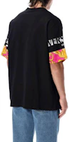 Shop VERSACE FW22 黑色字母印花圓領短袖T恤 1006448-1A04117-2B510