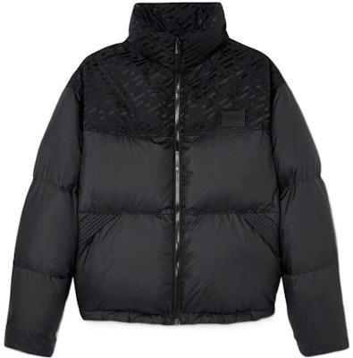 ヴェルサーチ FW22 ブラックロゴ ハイネック ジッパー パファージャケット. 1007464-1A06182-1B000 Order ヴェルサーチ FW22 ブラックロゴ ハイネック ジッパー パファージャケット. 1007464-1A06182-1B000