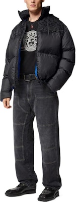 ヴェルサーチ FW22 ブラックロゴ ハイネック ジッパー パファージャケット. 1007464-1A06182-1B000 Lookbook ヴェルサーチ FW22 ブラックロゴ ハイネック ジッパー パファージャケット. 1007464-1A06182-1B000