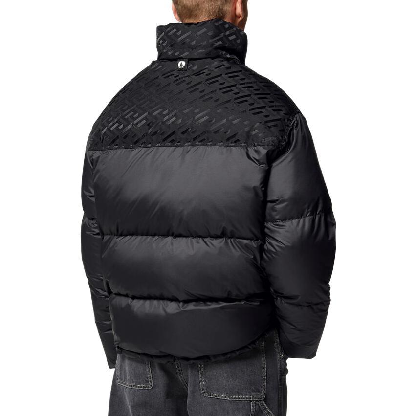 Shop ヴェルサーチ FW22 ブラックロゴ ハイネック ジッパー パファージャケット. 1007464-1A06182-1B000