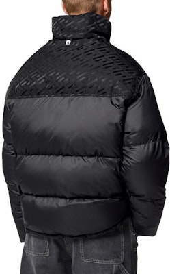 ヴェルサーチ FW22 ブラックロゴ ハイネック ジッパー パファージャケット. 1007464-1A06182-1B000 Shop ヴェルサーチ FW22 ブラックロゴ ハイネック ジッパー パファージャケット. 1007464-1A06182-1B000