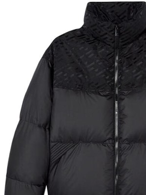 ヴェルサーチ FW22 ブラックロゴ ハイネック ジッパー パファージャケット. 1007464-1A06182-1B000 Sizing ヴェルサーチ FW22 ブラックロゴ ハイネック ジッパー パファージャケット. 1007464-1A06182-1B000