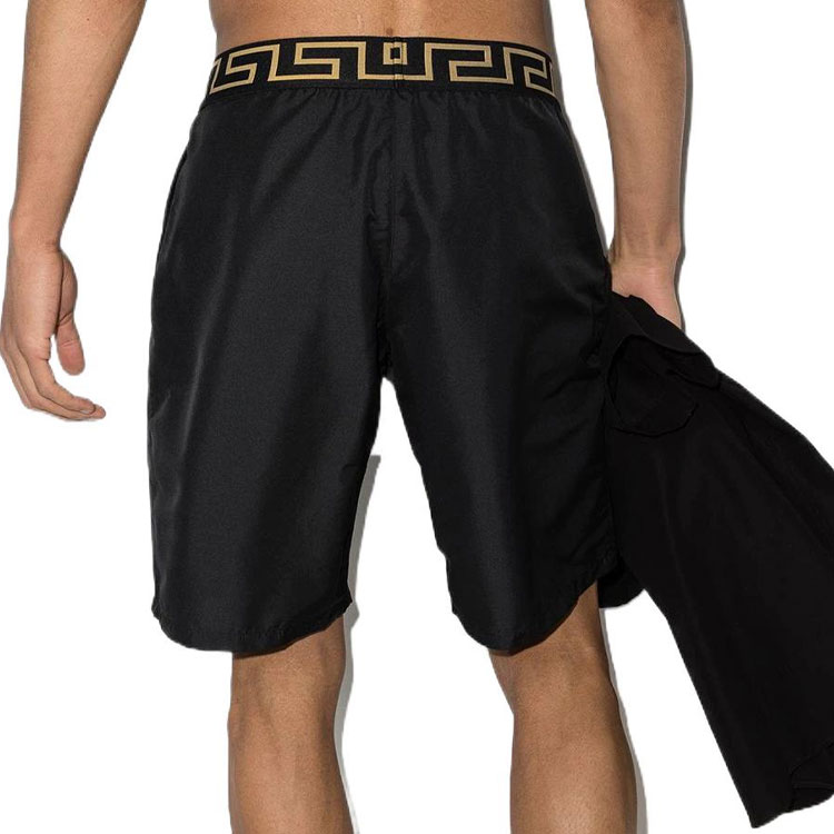 Shop 베르사체 FW22 블랙 로고 프린트 스트레이트 레그 캐주얼 쇼츠 ABU0102-7A23241-5A80G