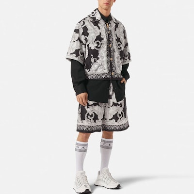 VERSACE FW22 Baju Hitam Lengan Panjang Berkancing Single 1006062-1A01816-1B000 Lookbook VERSACE FW22 Baju Hitam Lengan Panjang Berkancing Single 1006062-1A01816-1B000