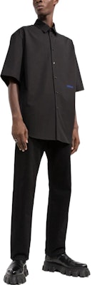 VERSACE FW22 Kemeja Hitam Lengan Pendek Dengan Sulaman Logo Warna Solid. 1006366-1A04341-1B000 Lookbook VERSACE FW22 Kemeja Hitam Lengan Pendek Dengan Sulaman Logo Warna Solid. 1006366-1A04341-1B000