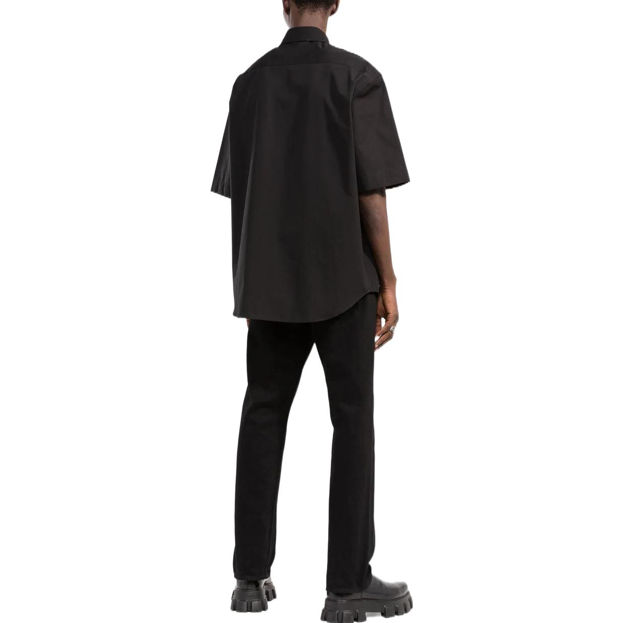 Shop VERSACE FW22 Kemeja Hitam Lengan Pendek Dengan Sulaman Logo Warna Solid. 1006366-1A04341-1B000