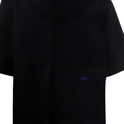 VERSACE FW22 Kemeja Hitam Lengan Pendek Dengan Sulaman Logo Warna Solid. 1006366-1A04341-1B000 Sizing VERSACE FW22 Kemeja Hitam Lengan Pendek Dengan Sulaman Logo Warna Solid. 1006366-1A04341-1B000