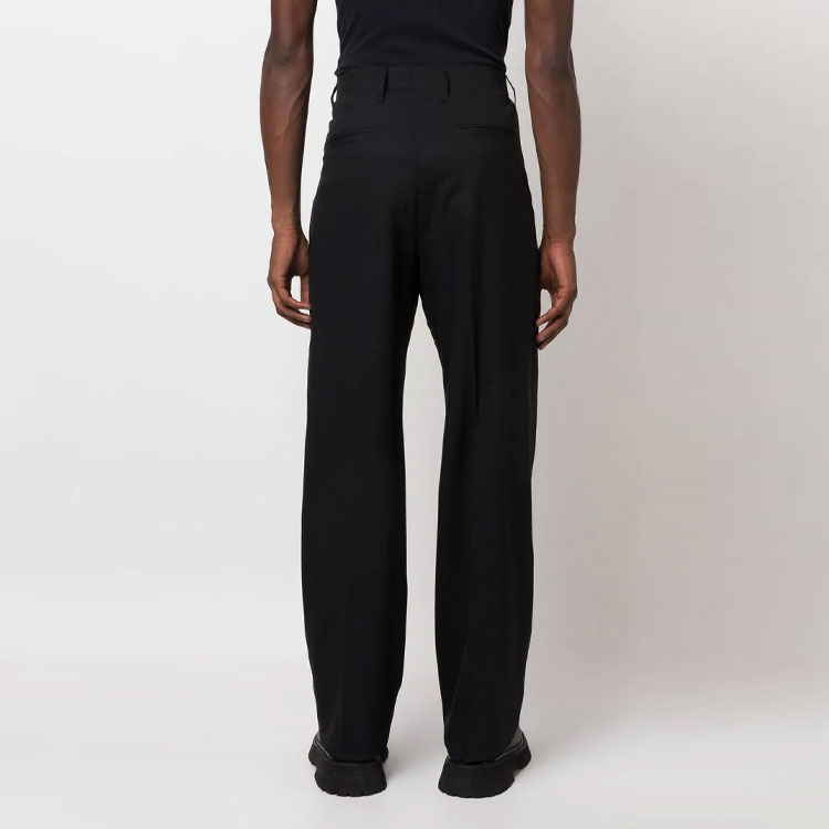 Shop VERSACE FW22 黑色斜紋直筒休閒長褲 1006714-1A03848-1B000