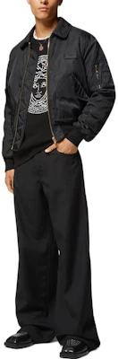 ヴェルサーチ FW22 ブラック ストライプ ジャカード プルオーバー ニット セーター 1007981-1A05695-1B000 Lookbook ヴェルサーチ FW22 ブラック ストライプ ジャカード プルオーバー ニット セーター 1007981-1A05695-1B000