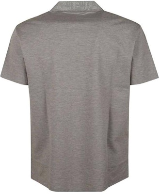 VERSACE FW22 Polo Gris Manga Corta con Cuello y Logo Bordado. 1006038-1A04132-1E090 Lookbook VERSACE FW22 Polo Gris Manga Corta con Cuello y Logo Bordado. 1006038-1A04132-1E090