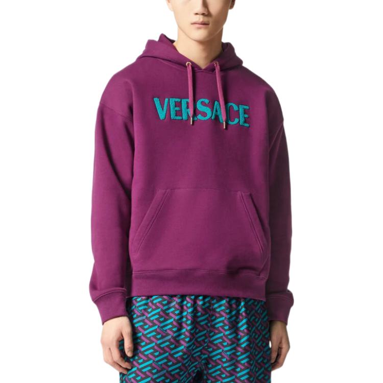 Lookbook ヴェルサーチ FW22 パープルレッドフーディー レターロゴプリント入り. 1006975-1A04511-1LA50