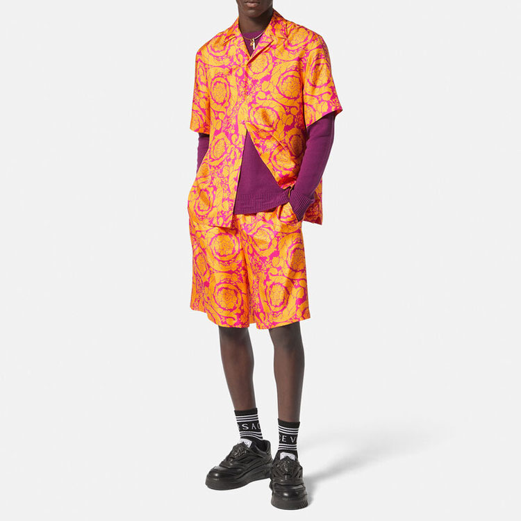 Lookbook VERSACE FW22 Seluar Pendek Corak Pinggang Elastik Lurus Oren. 1002476-1A04991-5R310