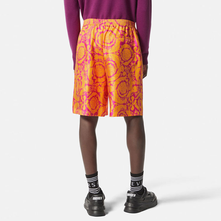Shop VERSACE FW22 Seluar Pendek Corak Pinggang Elastik Lurus Oren. 1002476-1A04991-5R310