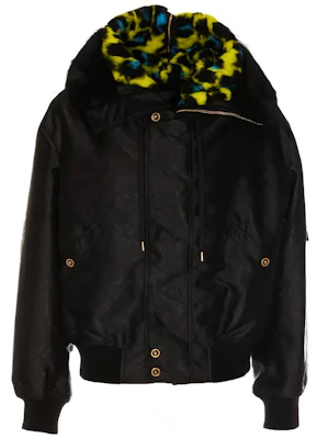 Versace FW22 Jaket Hitam Motif Baroque dengan Resleting 1006730-1A04680-1B000 Buy Versace FW22 Jaket Hitam Motif Baroque dengan Resleting 1006730-1A04680-1B000