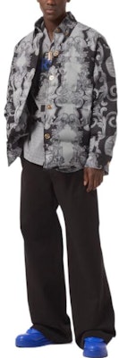 VERSACE FW22 Kemeja Corak Logo Lengan Pendek Lelaki Biru Kelabu 1006067-1A04361-5B040 Lookbook VERSACE FW22 Kemeja Corak Logo Lengan Pendek Lelaki Biru Kelabu 1006067-1A04361-5B040