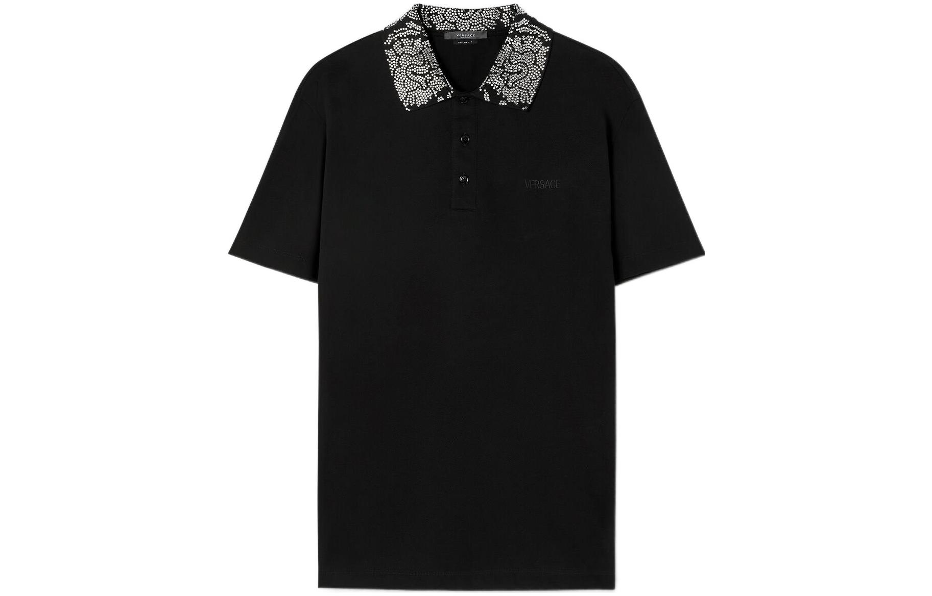 Order VERSACE FW22 Kaos Polo Hitam Lengan Pendek Pria dengan Detail Stud. 1008502-1A06080-1B000