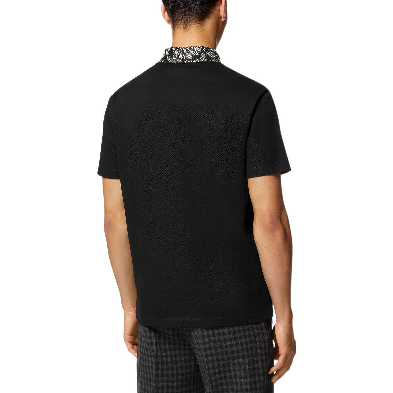 Shop VERSACE FW22 Kaos Polo Hitam Lengan Pendek Pria dengan Detail Stud. 1008502-1A06080-1B000