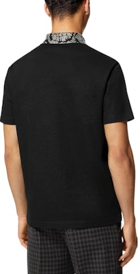 VERSACE FW22 Kaos Polo Hitam Lengan Pendek Pria dengan Detail Stud. 1008502-1A06080-1B000 Shop VERSACE FW22 Kaos Polo Hitam Lengan Pendek Pria dengan Detail Stud. 1008502-1A06080-1B000
