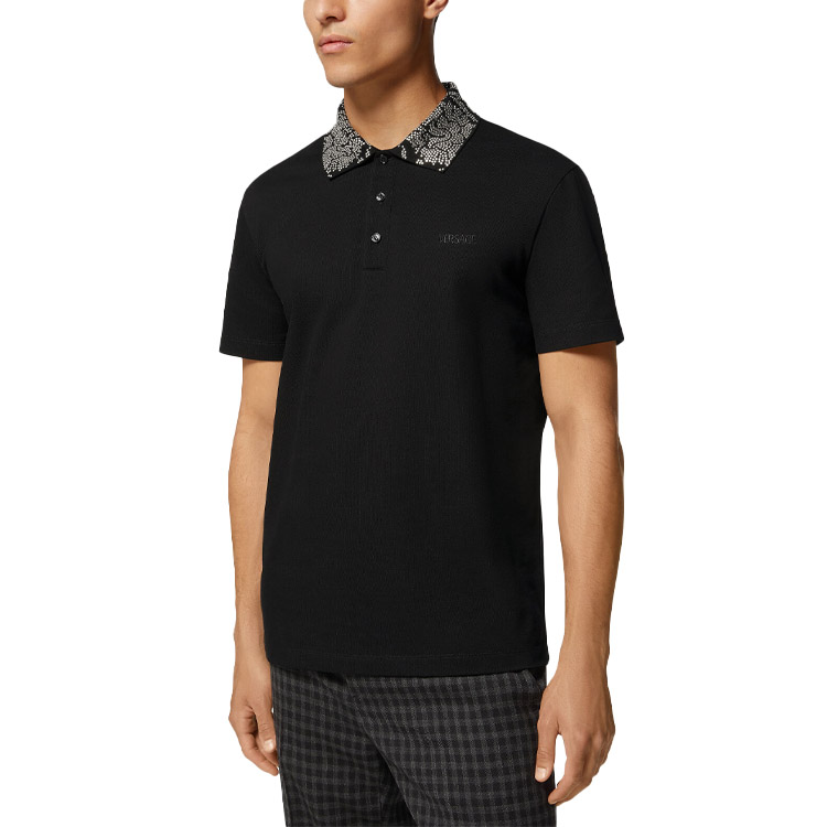 Purchase VERSACE FW22 Kaos Polo Hitam Lengan Pendek Pria dengan Detail Stud. 1008502-1A06080-1B000