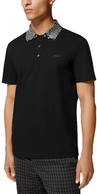 VERSACE FW22 Kaos Polo Hitam Lengan Pendek Pria dengan Detail Stud. 1008502-1A06080-1B000 Purchase VERSACE FW22 Kaos Polo Hitam Lengan Pendek Pria dengan Detail Stud. 1008502-1A06080-1B000